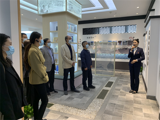参观杭绍台高速崇仁服务区“清廉驿站”.jpg